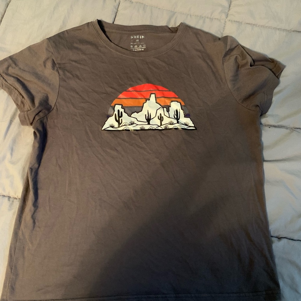 Women’s Shein t-shirt